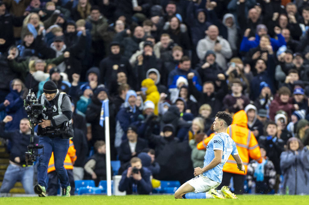 高清:英超曼城3-2利兹联 福登绝杀滑跪庆祝